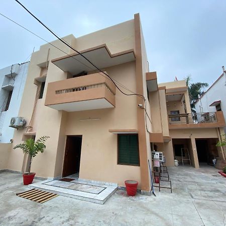 Albergue Backpackers Den Lucknow Exterior foto