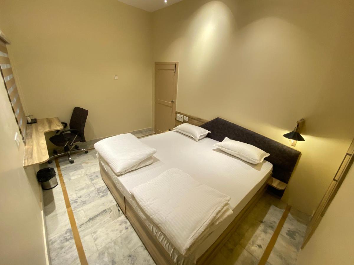 Albergue Backpackers Den Lucknow Exterior foto