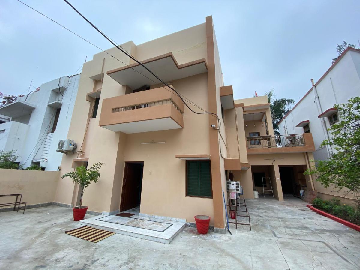 Albergue Backpackers Den Lucknow Exterior foto