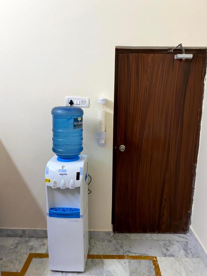 Albergue Backpackers Den Lucknow Exterior foto